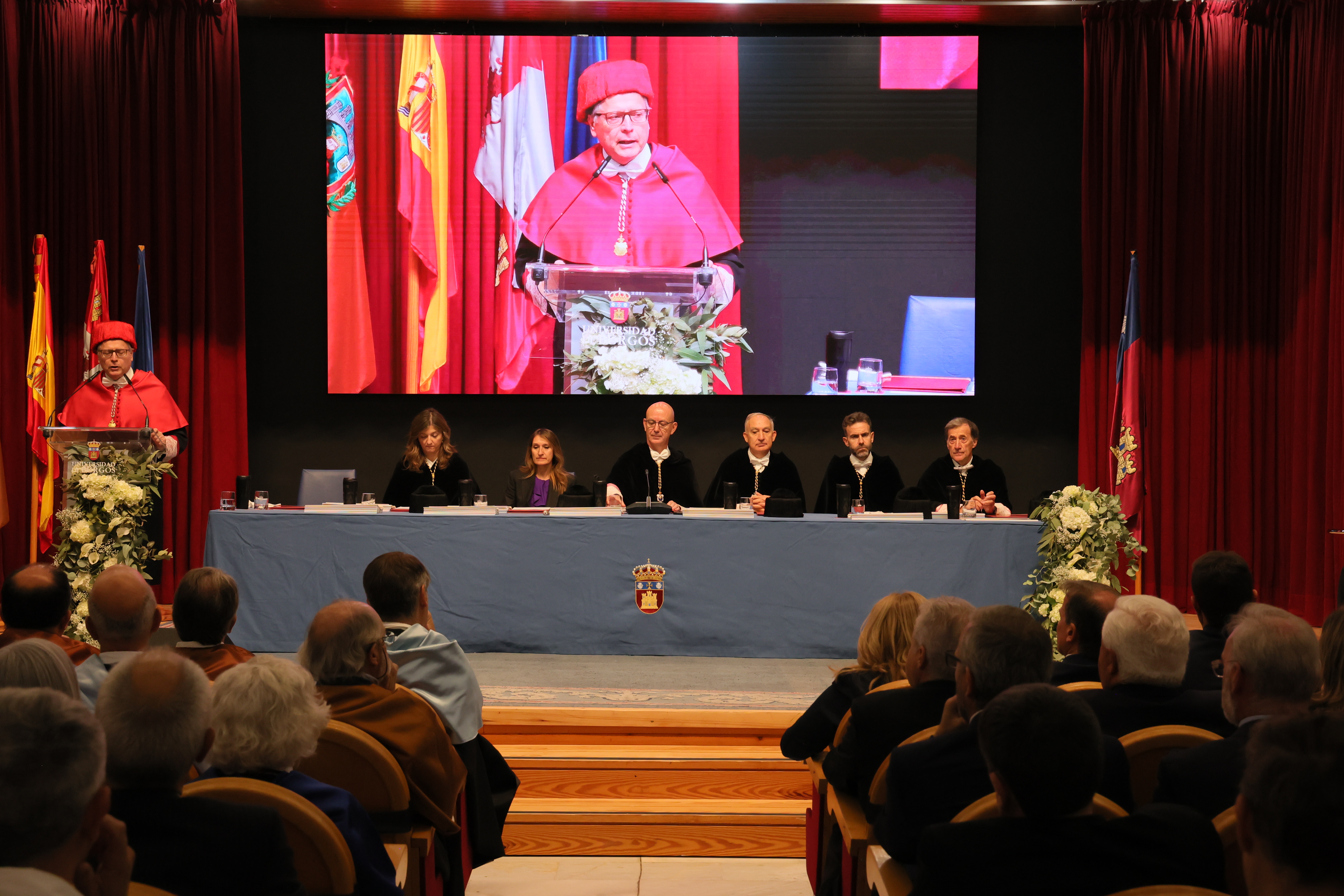 El secretario general da lectura de la Memoria del Curso Académico 2024-25