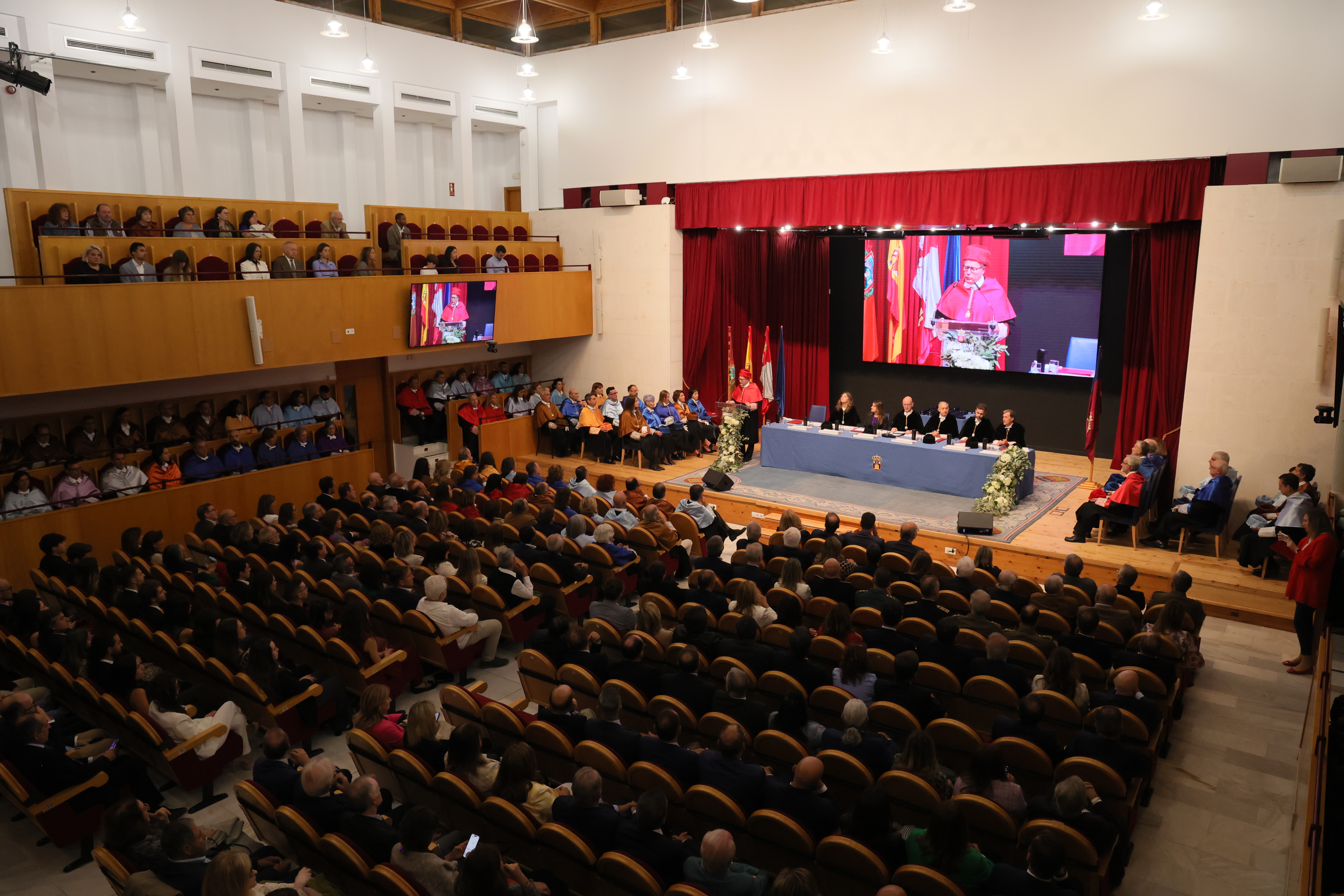 El secretario general da lectura de la Memoria del Curso Académico 2024-25