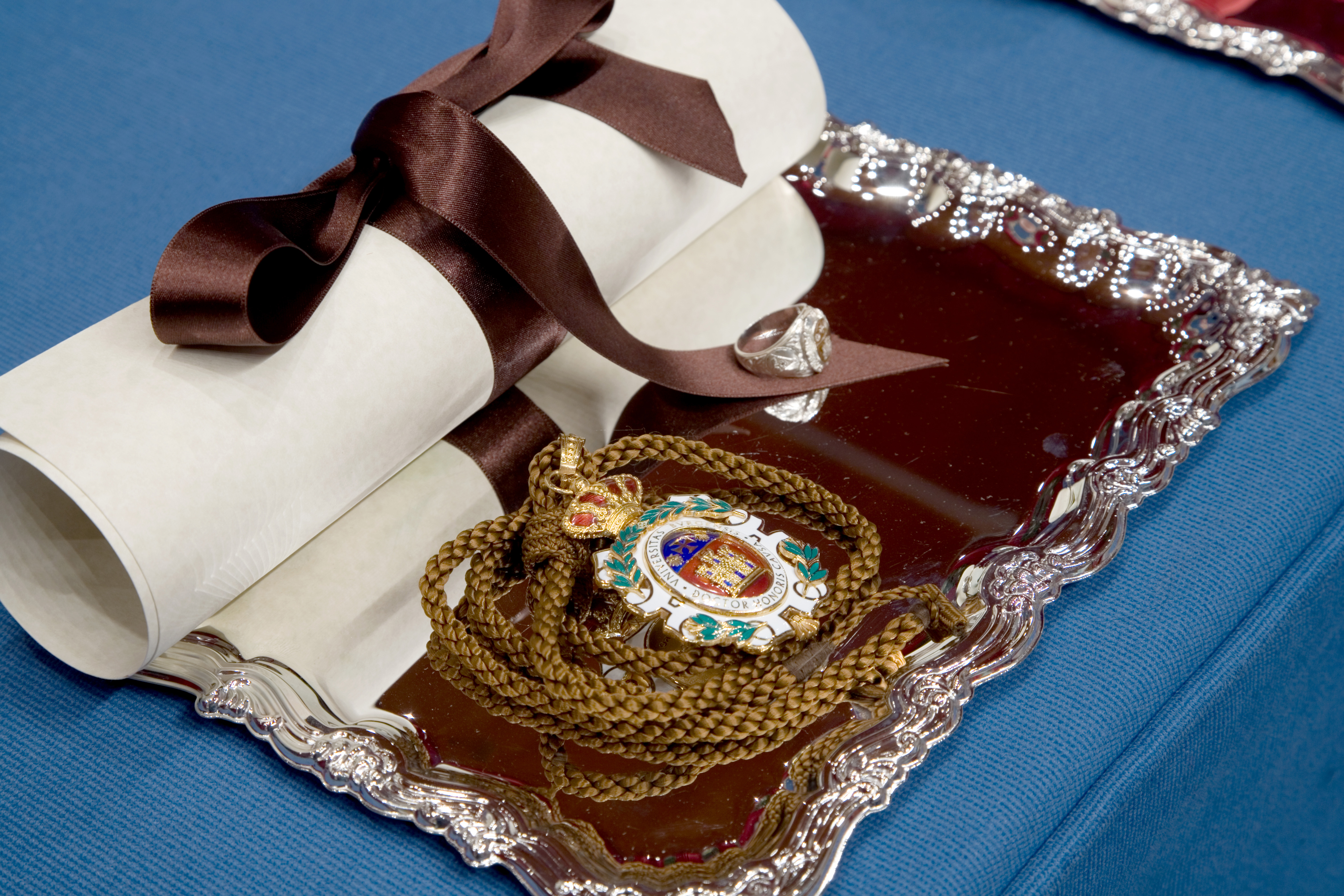 Atributos del Doctorado Honoris Causa: diploma, anillo, medalla y birrete