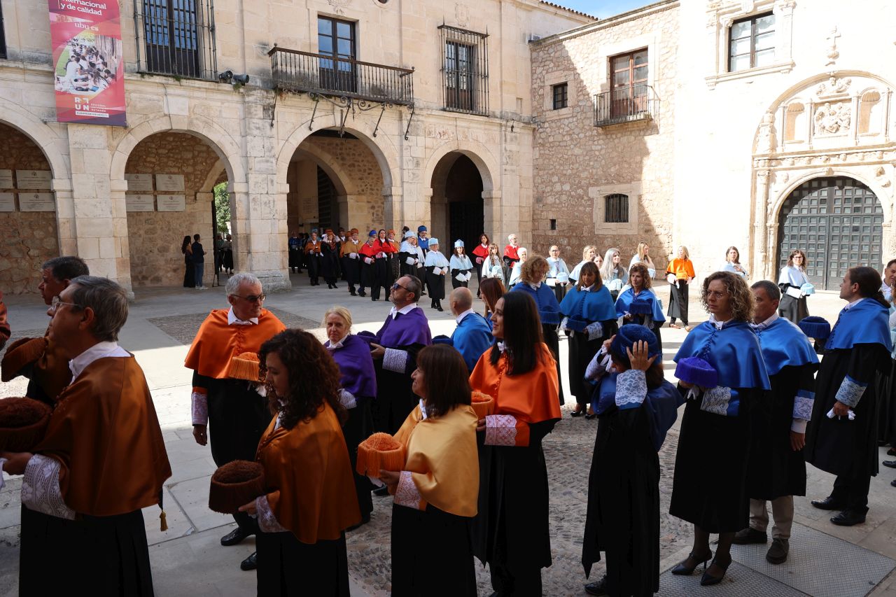 La comitiva académica avanza hacía el Paraninfo