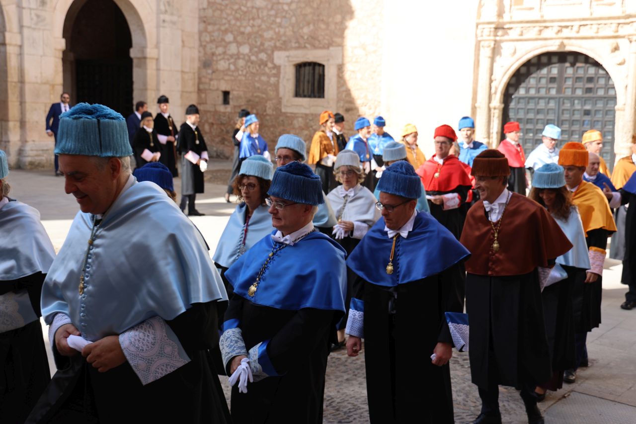 La comitiva académica entrando en el Paraninfo