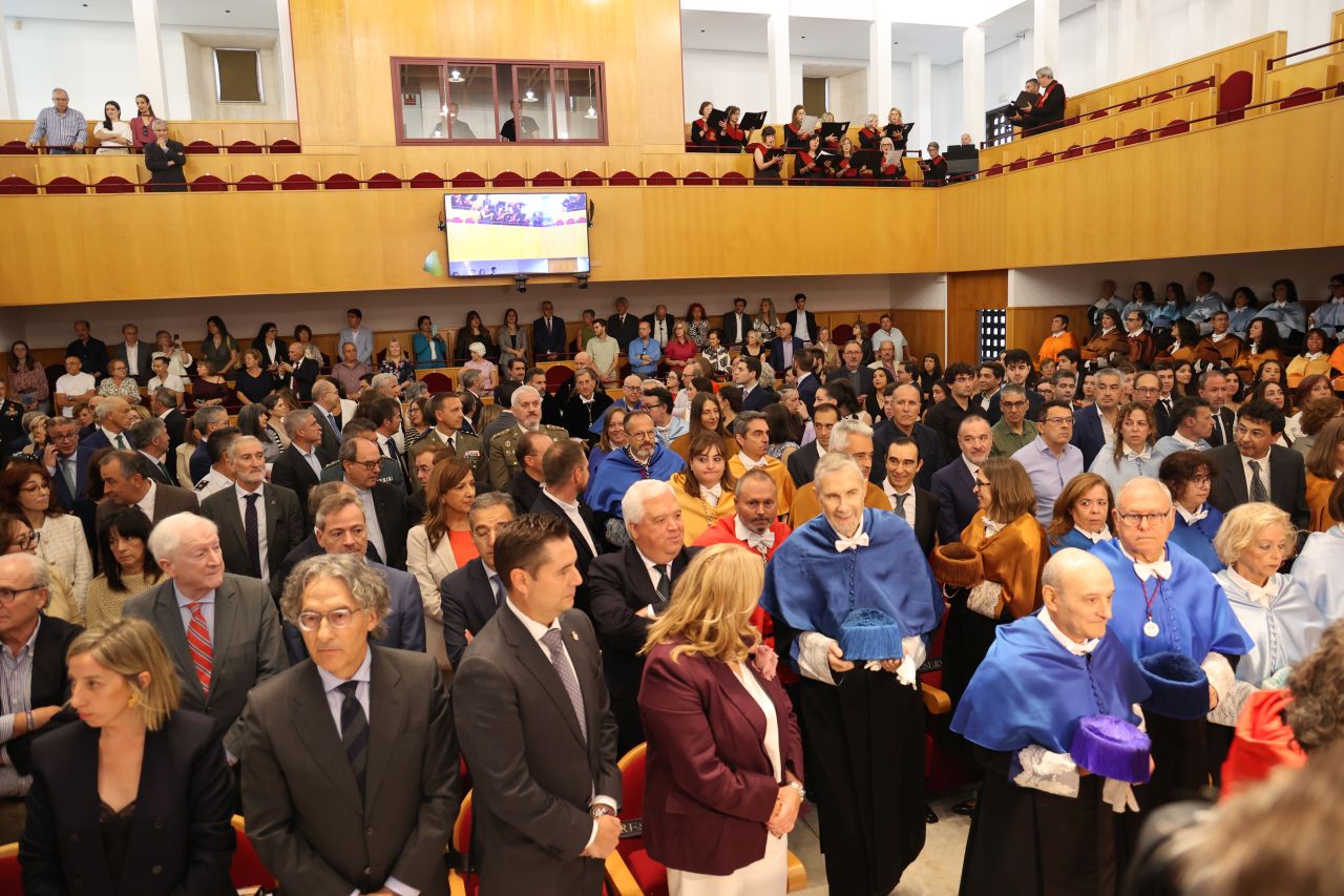La comitiva académica entrando en el Paraninfo