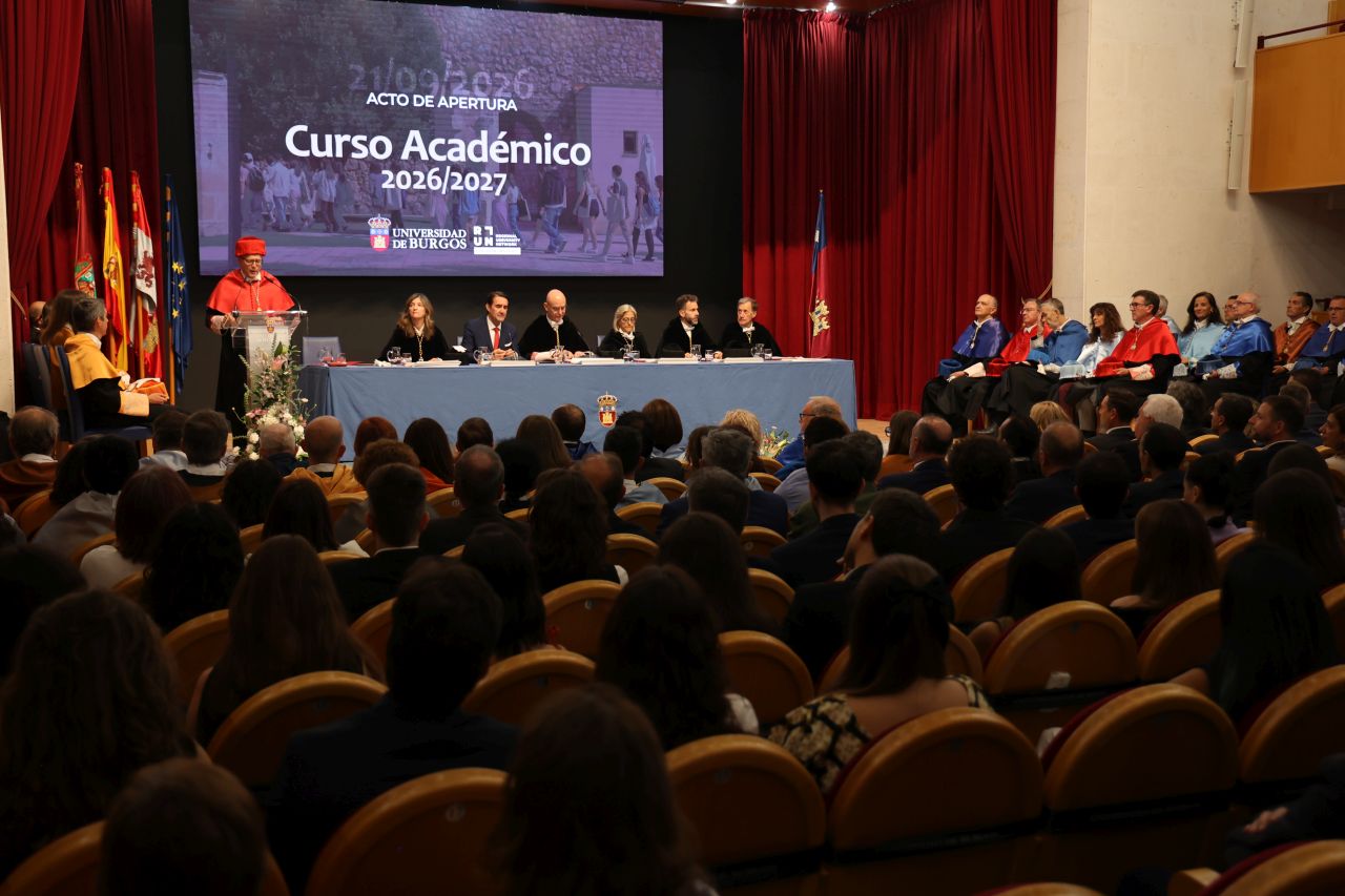 El secretario general da lectura de la memoria del curso pasado