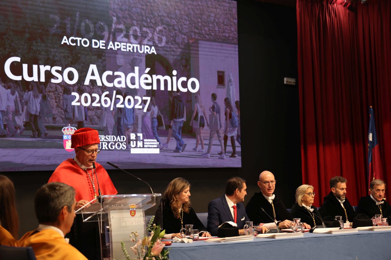 El secretario general da lectura de la memoria del curso pasado