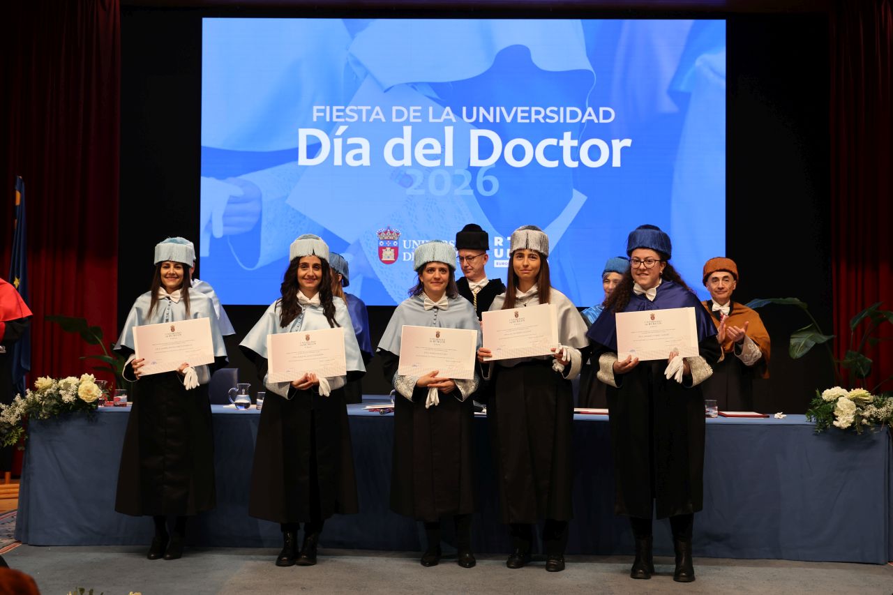 Dra. Mª Rocío García, Dra. Raquel Sanz, Dra. María Sanz, Dra. Lucía Simón y Dra. Sandra Curiel
