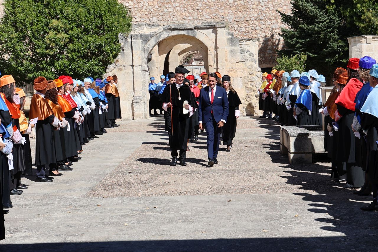 Tradicional paseíllo tras el acto académico