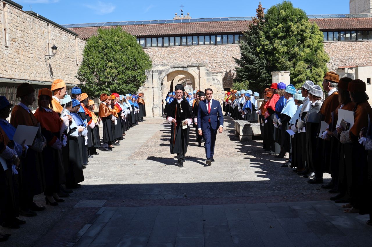 Tradicional paseíllo tras el acto académico