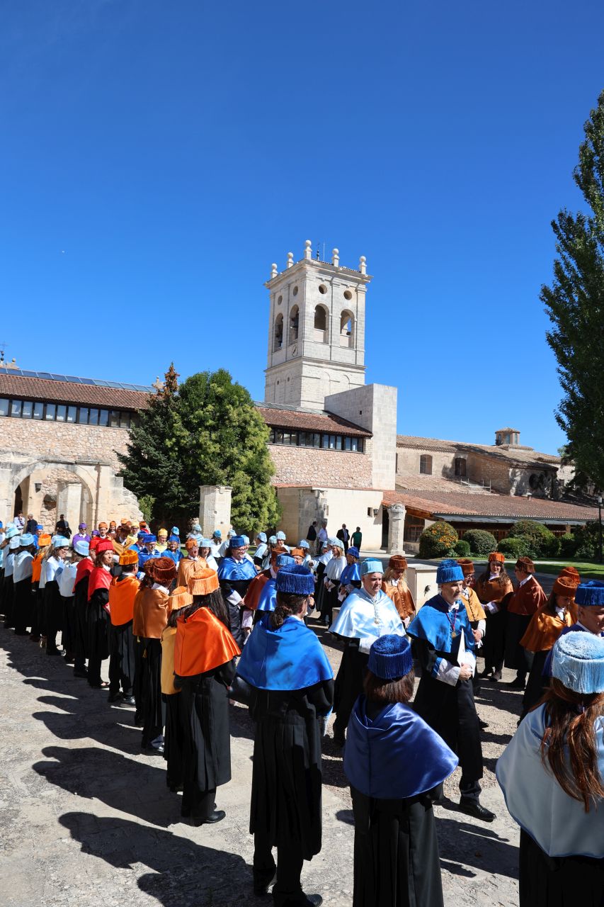 Tradicional paseíllo tras el acto académico
