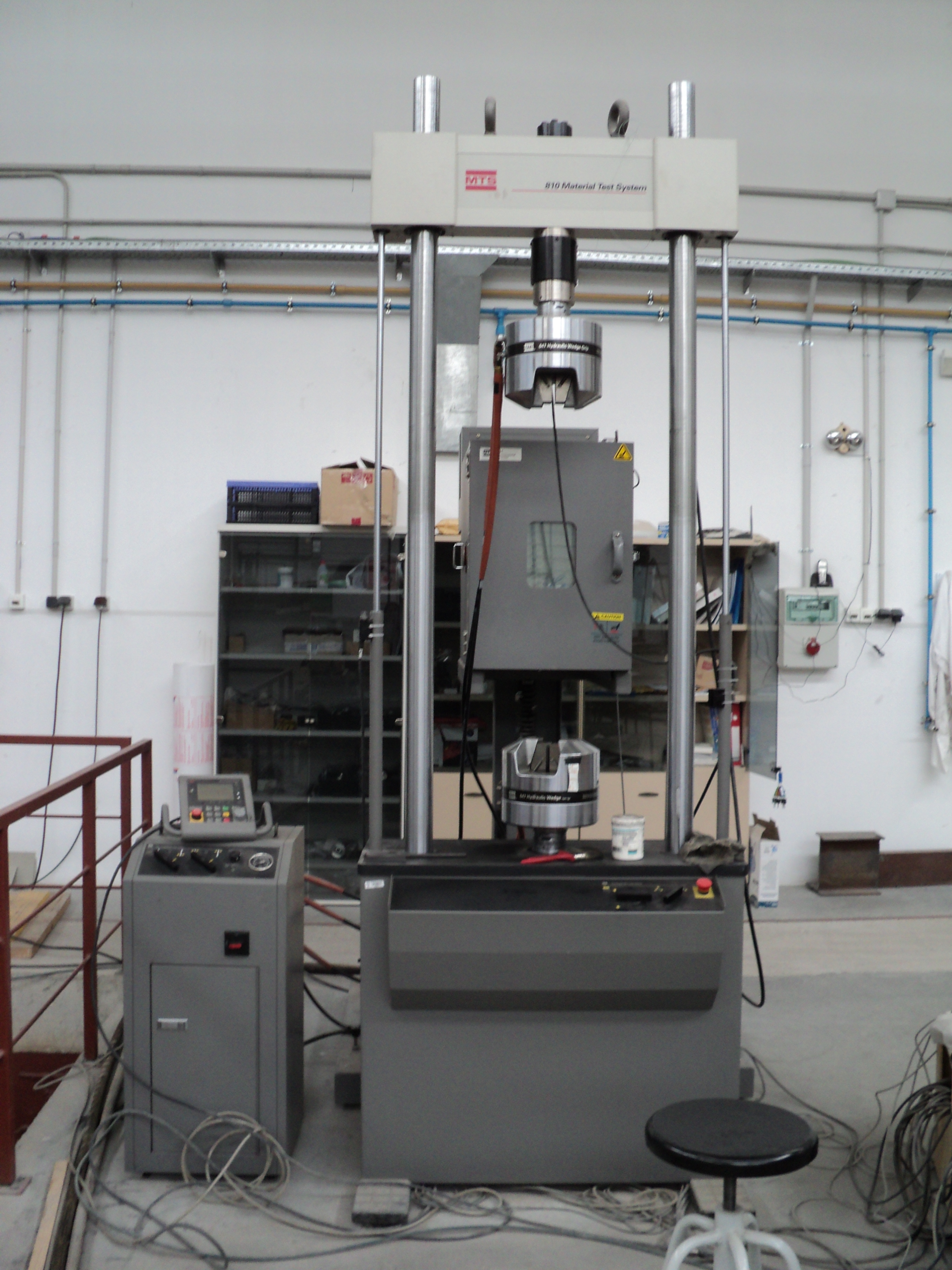 Máquina dinámica para ensayos de fatiga y fractura y cámara climática