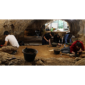 Excavación del nivel 4 de la cueva de Prado Vargas.