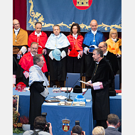 El doctor honoris causa realiza el juramento frente al rector