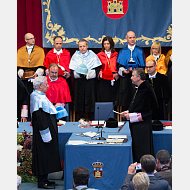 El doctor honoris causa realiza el juramento frente al rector