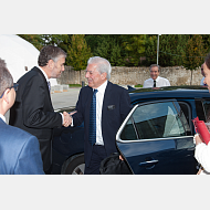 El rector, Dr. Manuel Pérez Mateos, recibe al Excmo. Sr. D. Mario Vargas Llosa