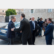 El rector, Dr. Manuel Pérez Mateos, recibe al Excmo. Sr. D. Iñaki Gabilondo Pujol