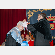 El rector impone la medalla y entrega el diploma al Excmo. Sr. D. Mario Vargas Llosa