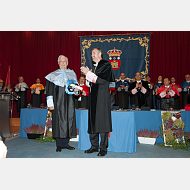 Caluroso aplauso para recibir en el Claustro de la Universidad de Burgos al Excmo. Sr. D. Mario Vargas Llosa