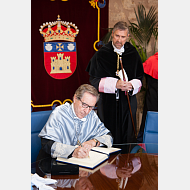 El Excmo. Sr. D. Iñaki Gabilondo firma en el libro de honor