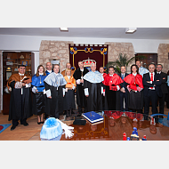 El equipo de dirección e invitados en una foto de familia junto a los nuevos doctores honoris causa