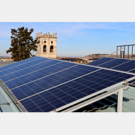 Vista de los paneles solares instaladosen el  tejado de la Biblioteca Universitaria