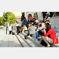 Estudiantes en las escaleras de la Biblioteca Central