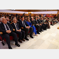 Invitados, familiares y amigos durante la ceremonia de investidura