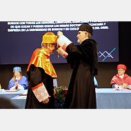 Imposición de la medalla de doctor honoris causa por parte del rector