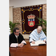 Firma en el Libro de Honor de la Universidad de Burgos