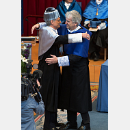 El nuevo Doctor Honoris Causa recibe el abrazo de su padrino