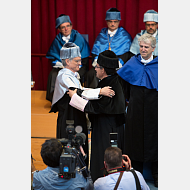 Cumpliendo el ceremonial, el nuevo Doctor Honoris Causa recibe el abrazo del Rector