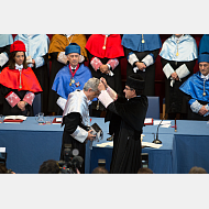 El rector impone la medalla del grado de Doctor Honoris Causa por la Universidad de Burgos