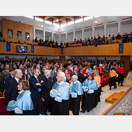 Los doctores en comitiva en el Aula Magna