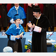 Ovación a la nueva doctora honoris causa por la Universidad de Burgos