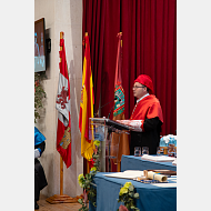 El secretario general lee el Acuerdo del Consejo de Gobierno por el que se otorga el Doctorado honoris causa 