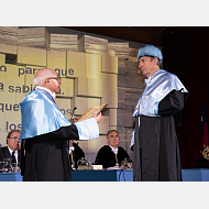 El padrino entrega los atributos al nuevo doctor honoris causa por la Universidad de Burgos