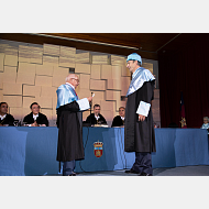 El padrino entrega los atributos al nuevo doctor honoris causa por la Universidad de Burgos