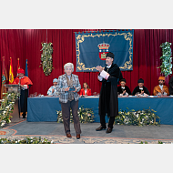 Medalla Alfonso VIII en homenaje póstumo al profesor D. Victorino Tajadura Herrera, recoge su mujer
