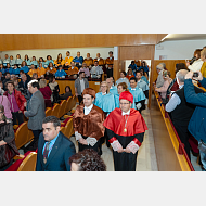 Comitiva de nuevos doctores entrando en el Aula Magna