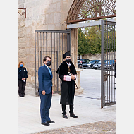 El presidente de la Junta de Castilla y León y el rector esperando para entrar en el Aula Magna