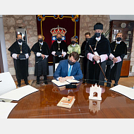 El presidente de la Junta de Castilla y León firma en el libro de honor de la Universidad de Burgos