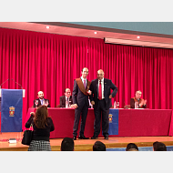 El Colegio Profesional de Ingenieros Informáticos Castilla y León entrega la insignia al mejor expediente del Máster.