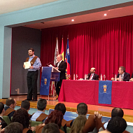 Entrega del premio al mejor trabajo fin de carrera por el Decano del Colegio de Ingenieros Técnicos Industriales de Burgos 