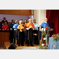 El doctor honoris causa acompañado de su madrina y autoridades académicas