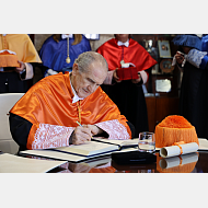 José Ignacio Nicolás-Correa firmando en el Libro de Honor de la Universidad de Burgos