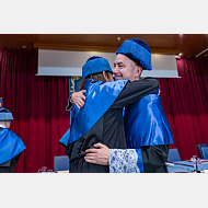 El doctor honoris causa recibe los abrazos como dicta el ceremonial