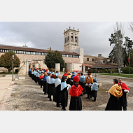 Formando la comitiva académica