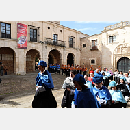 La comitiva académica dirigiéndose al Paraninfo