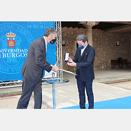 El rector entrega la medalla a Gustavo Dudamel