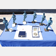 Medallas y esculturas entregadas en el acto homenaje