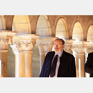 Umberto Eco en el claustro del Monasterio de Silos