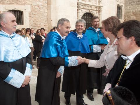 Saludo de SM la Reina a los Doctores Honoris Causa